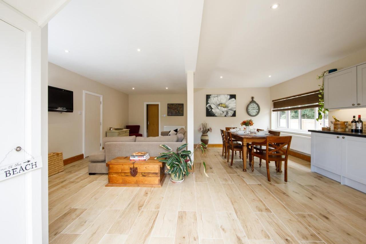 'Orchard Croft Lodge - Chichester', Book-Direct, New Home 1,367 Sq' Ft' , Can Sleep 8 On Request , Split & Link 'Super King' Size Beds, Free Wi-Fi, Sky Tv & Sky Sports, 9 - Minutes From West Wittering Beach, Very Quiet Location, Dog Friendly Esterno foto