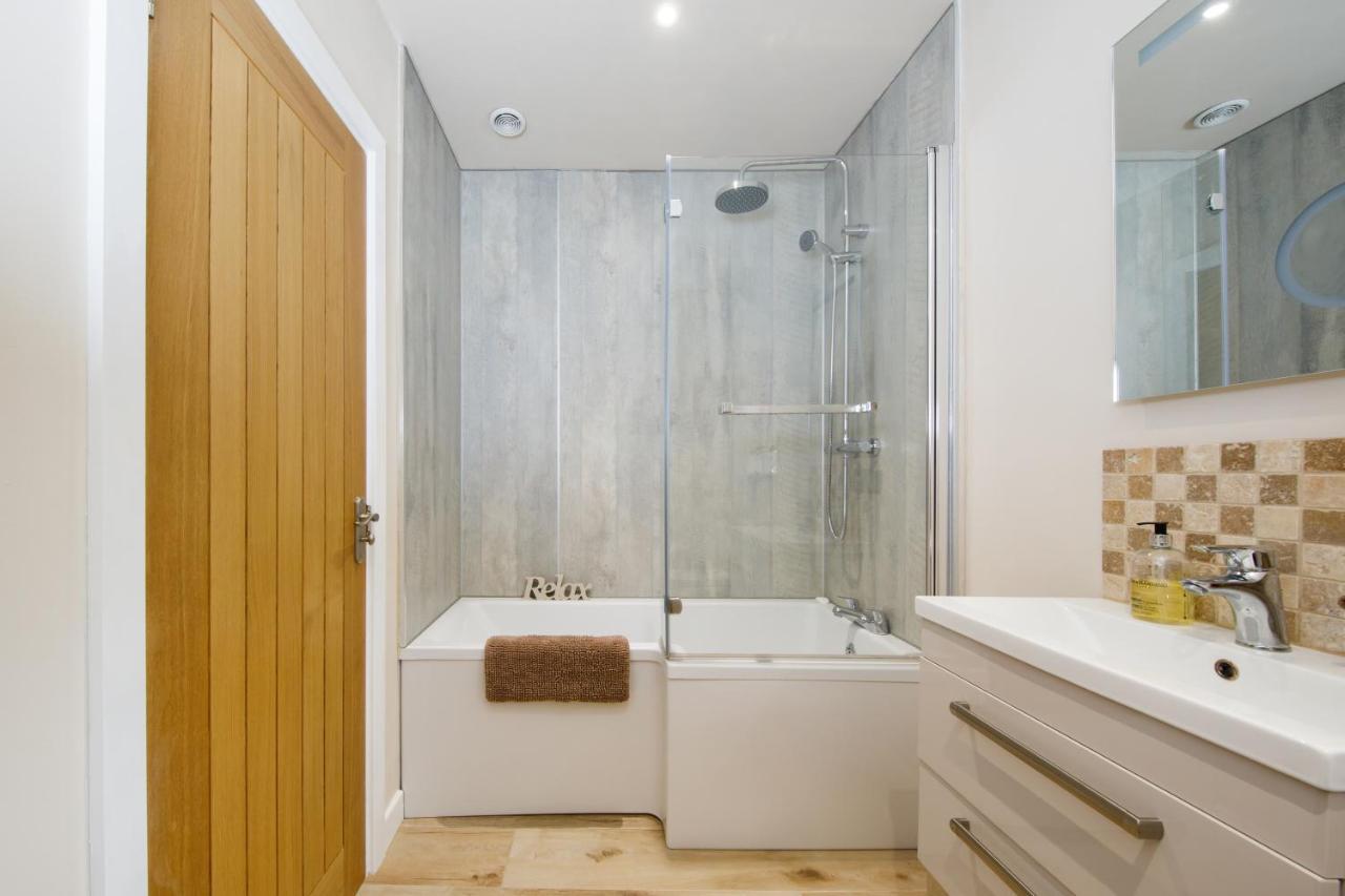 'Orchard Croft Lodge - Chichester', Book-Direct, New Home 1,367 Sq' Ft' , Can Sleep 8 On Request , Split & Link 'Super King' Size Beds, Free Wi-Fi, Sky Tv & Sky Sports, 9 - Minutes From West Wittering Beach, Very Quiet Location, Dog Friendly Esterno foto