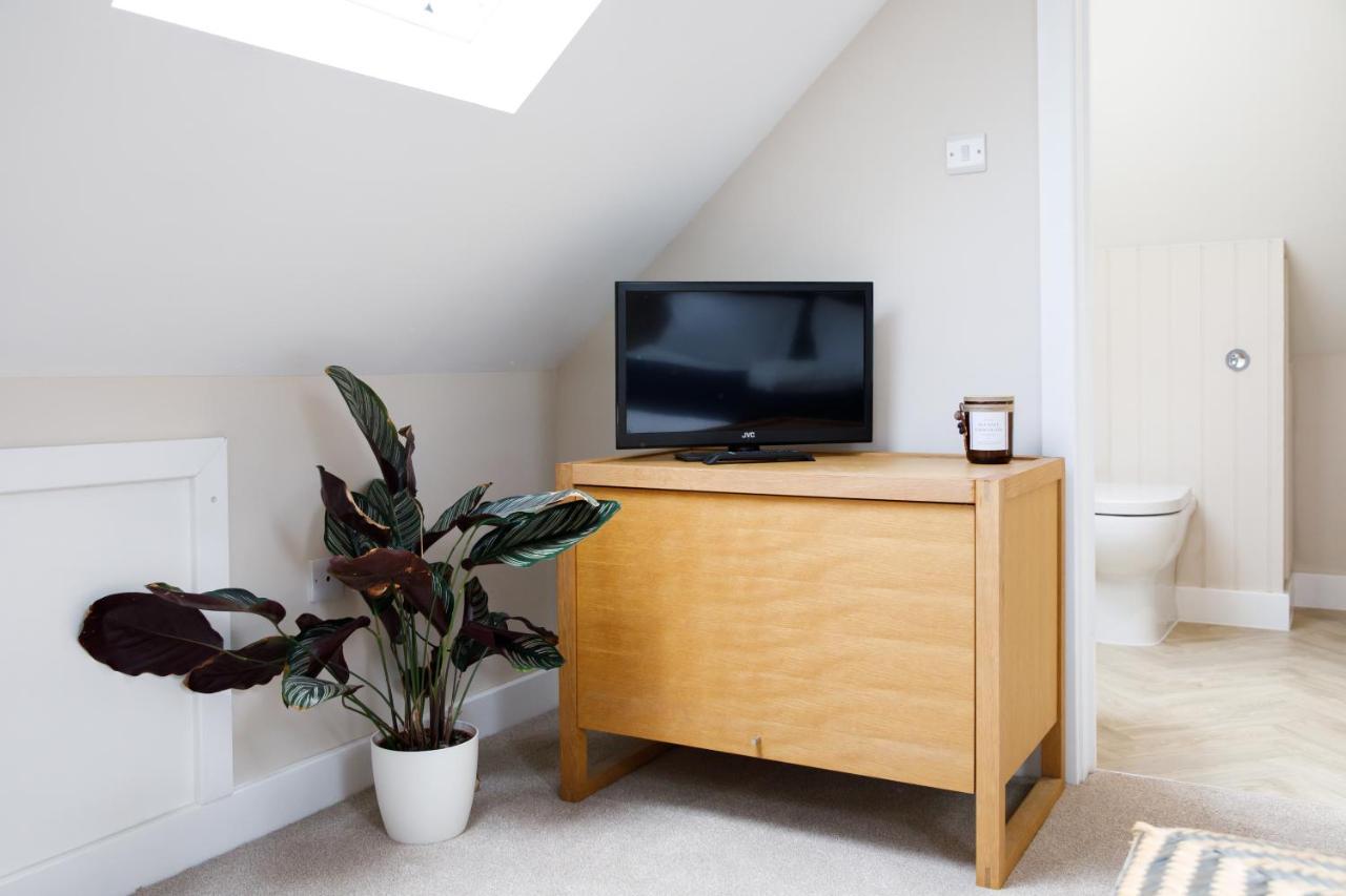 'Orchard Croft Lodge - Chichester', Book-Direct, New Home 1,367 Sq' Ft' , Can Sleep 8 On Request , Split & Link 'Super King' Size Beds, Free Wi-Fi, Sky Tv & Sky Sports, 9 - Minutes From West Wittering Beach, Very Quiet Location, Dog Friendly Esterno foto